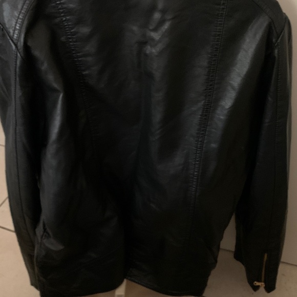 Ladies Colebrook leather zip up black jacket. Size 14/16. Very nice. - Picture 3 of 9